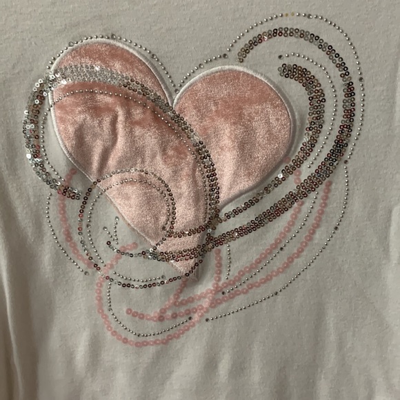 Woman’s White Top By Quacker Factory Size Small With Heart Design - Picture 3 of 4